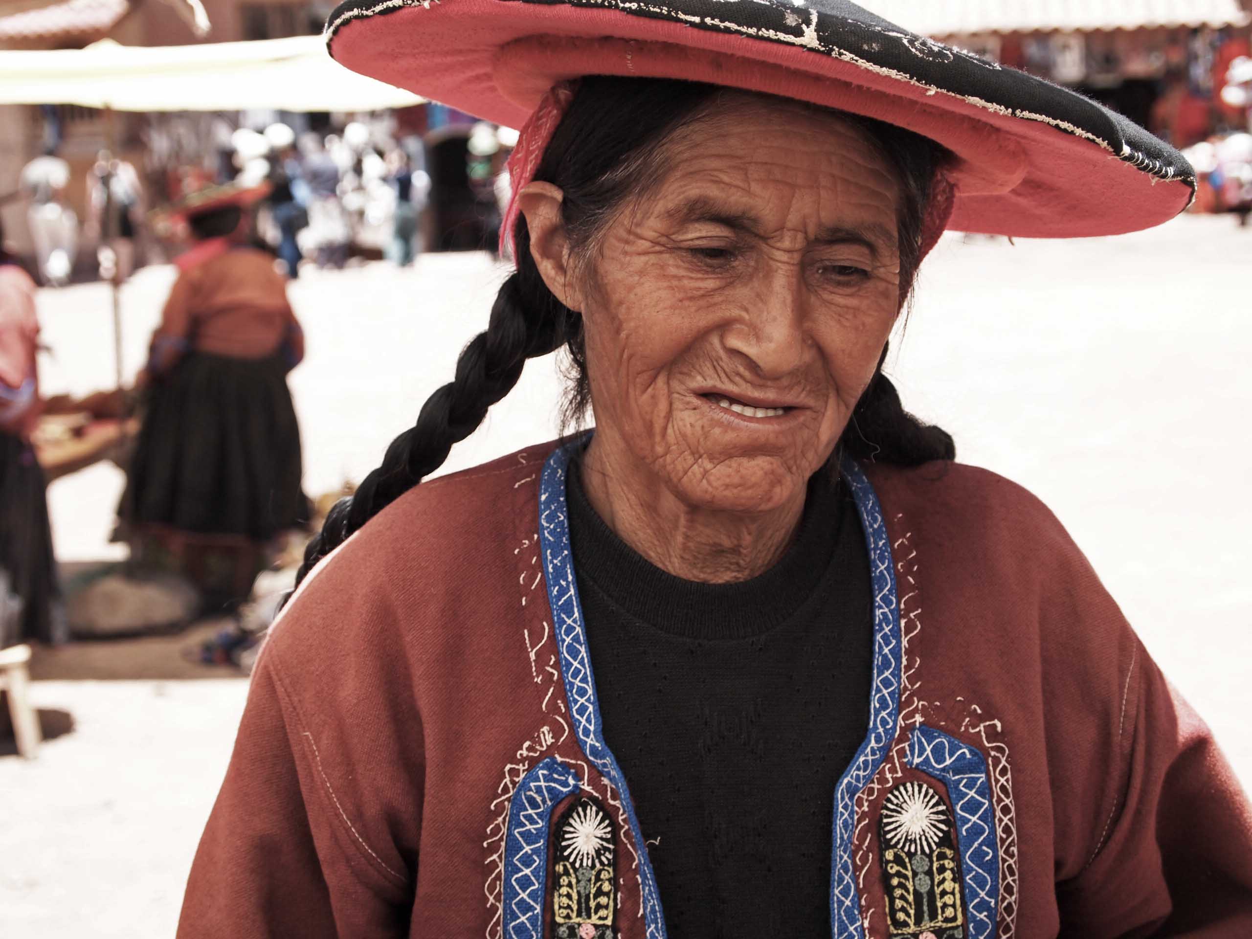 Тощий зад пожилой перуанской женщины 
